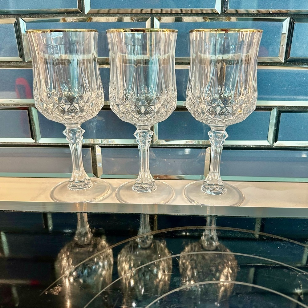 Crystal Wine Glass Set with Gold Trim